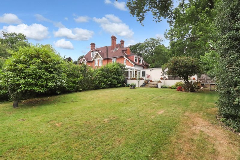 House in Windlesham, England 3 - 18054779