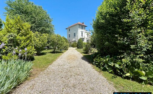 House in Est, Montluel, France 1