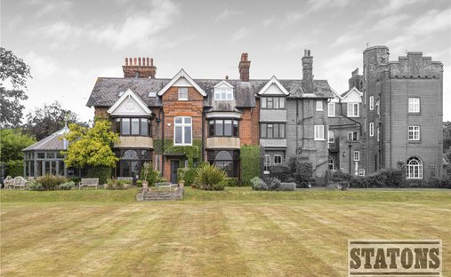 House in Little Berkhamsted, England 1