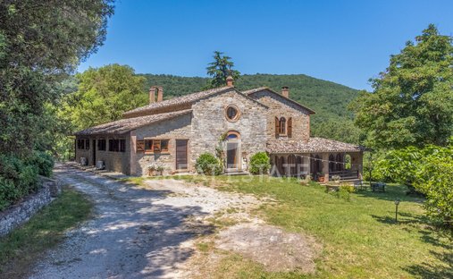 Estate in Magione, Umbria, Italy 1