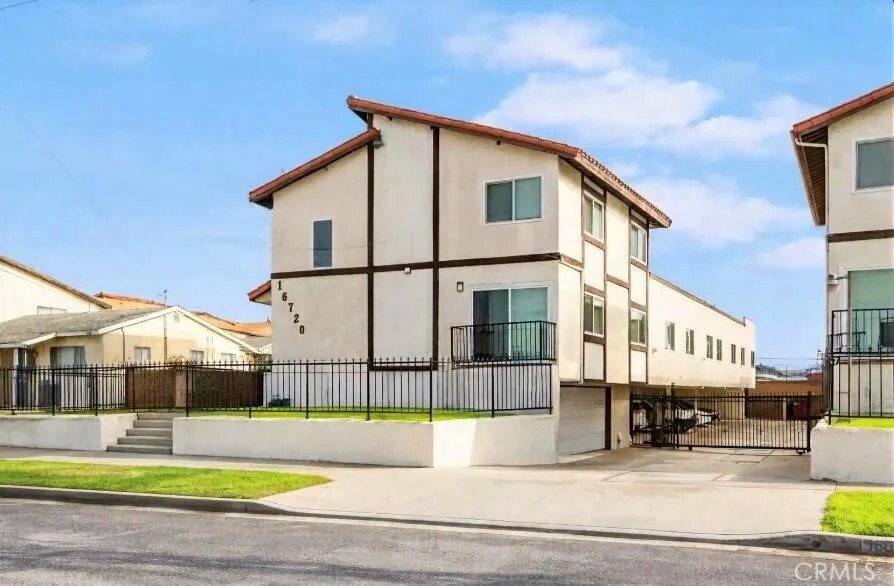 Gardena, California, United States 1 - 17606811