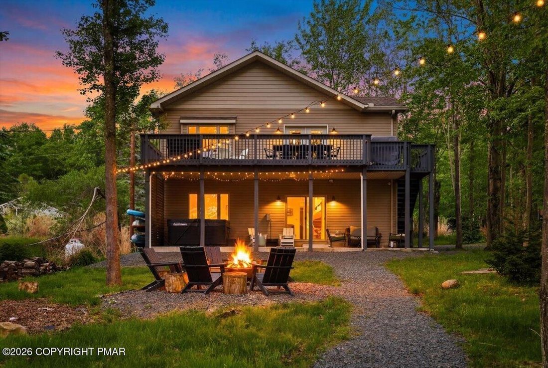 House in Arrowhead Lake, Pennsylvania, United States 1 - 18021406