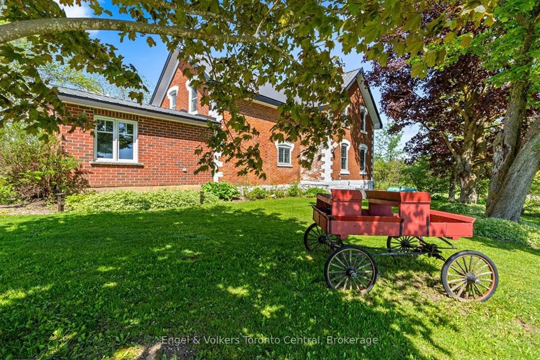 House in Clarksburg, Ontario, Canada 1 - 17998301