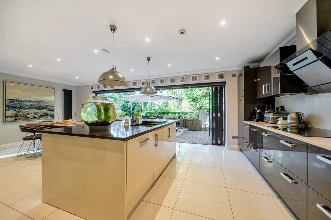 House in Crawley Hill, Surrey Heath, England 3 - 18056871