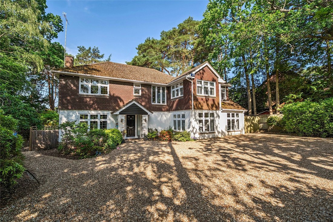 House in Crawley Hill, Surrey Heath, England 1 - 18056871