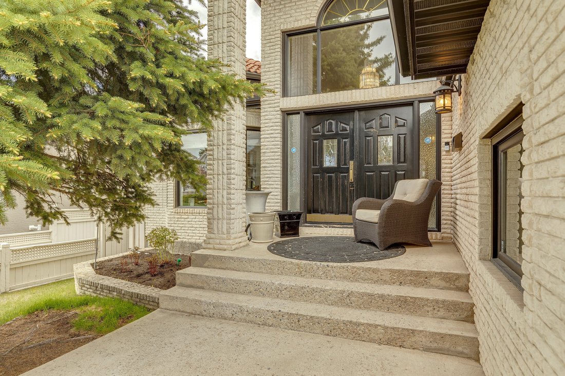 House in Calgary, Alberta, Canada 2 - 18055638