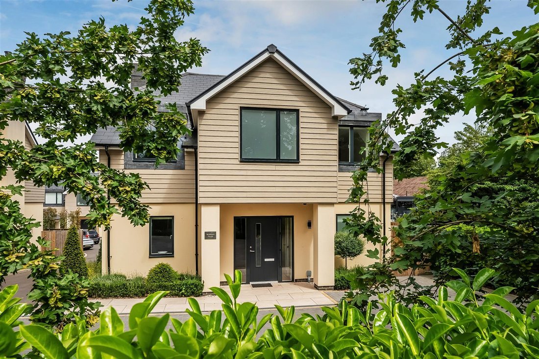 House in Hawks Hill, Fetcham, England 1 - 18054800