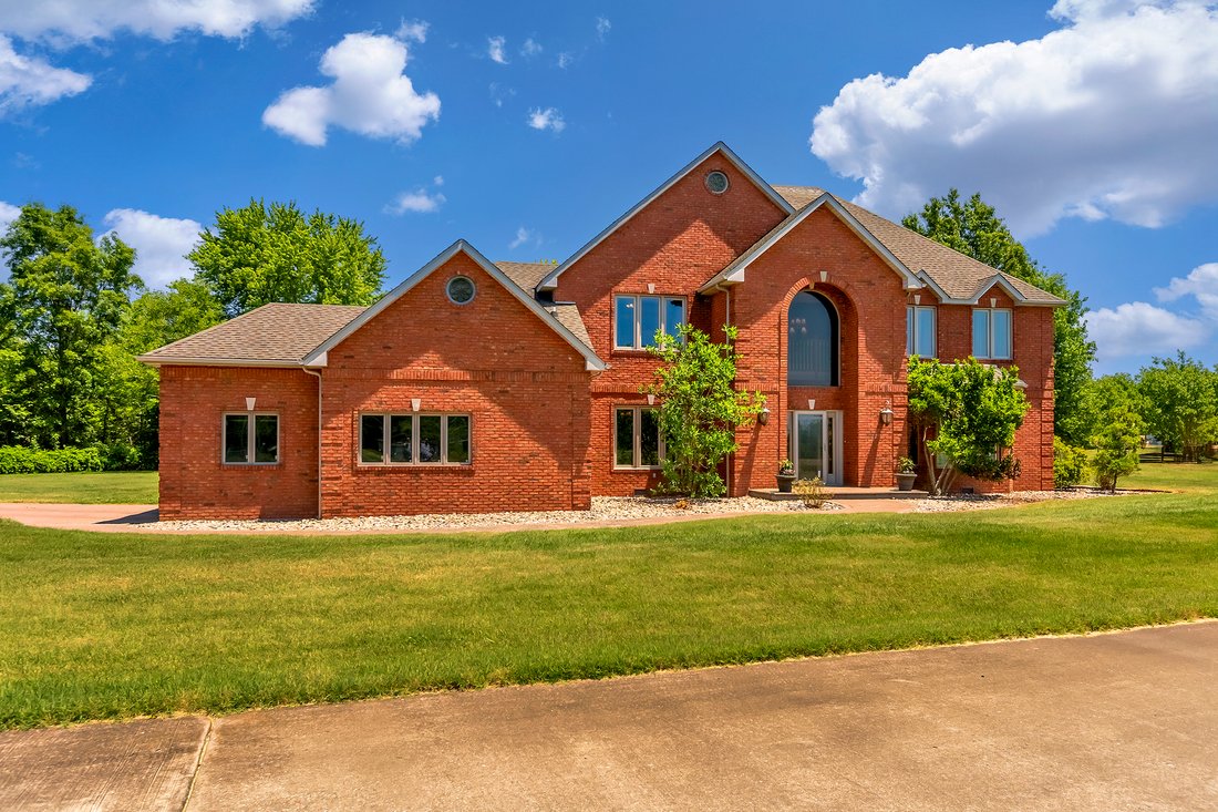 House in Benton, Illinois, United States 2 - 18057352