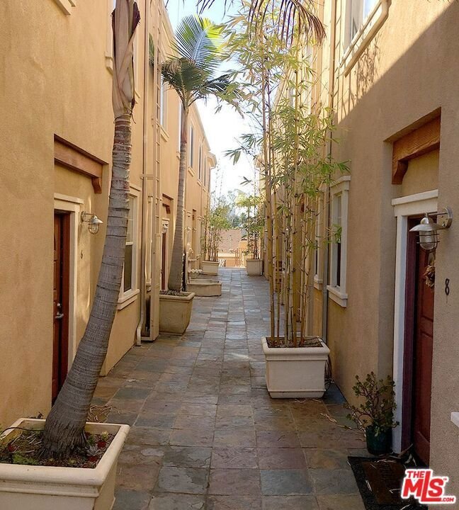 Los Angeles, California, United States 3 - 18058447