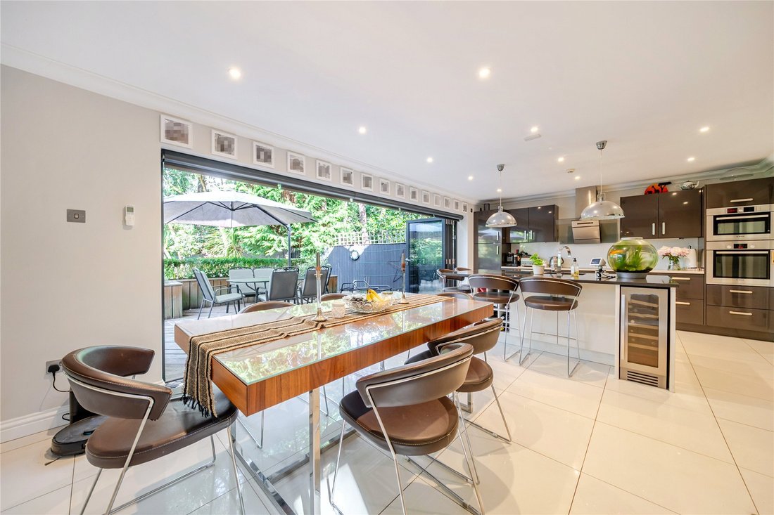 House in Crawley Hill, Surrey Heath, England 4 - 18056871