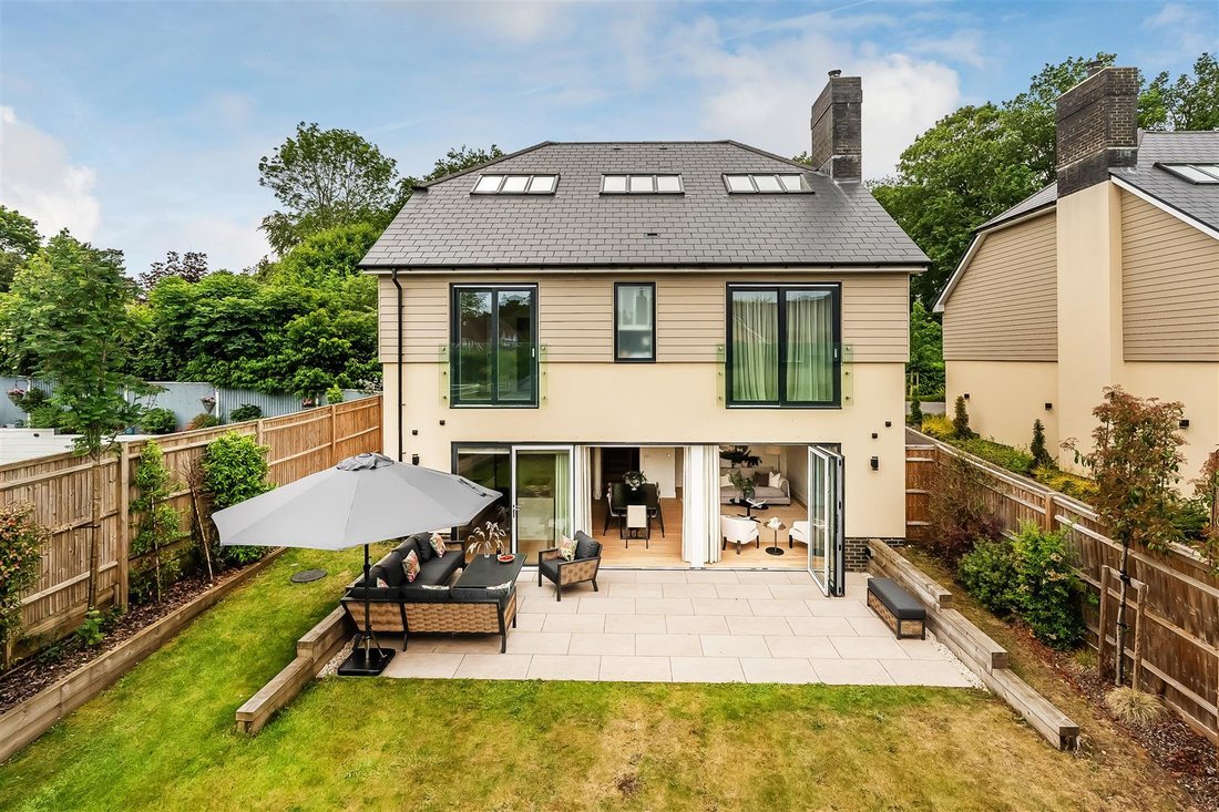 House in Hawks Hill, Fetcham, England 3 - 18054800