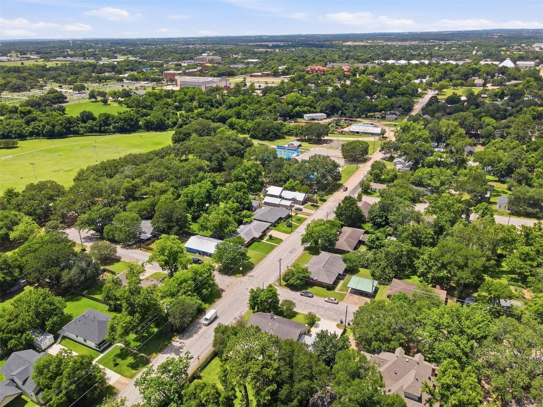House in Brenham, Texas, United States 2 - 18057279