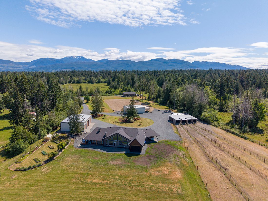House in Qualicum Beach, British Columbia, Canada 1 - 14056351