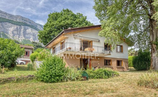 House in Bealieres, Meylan, France 1