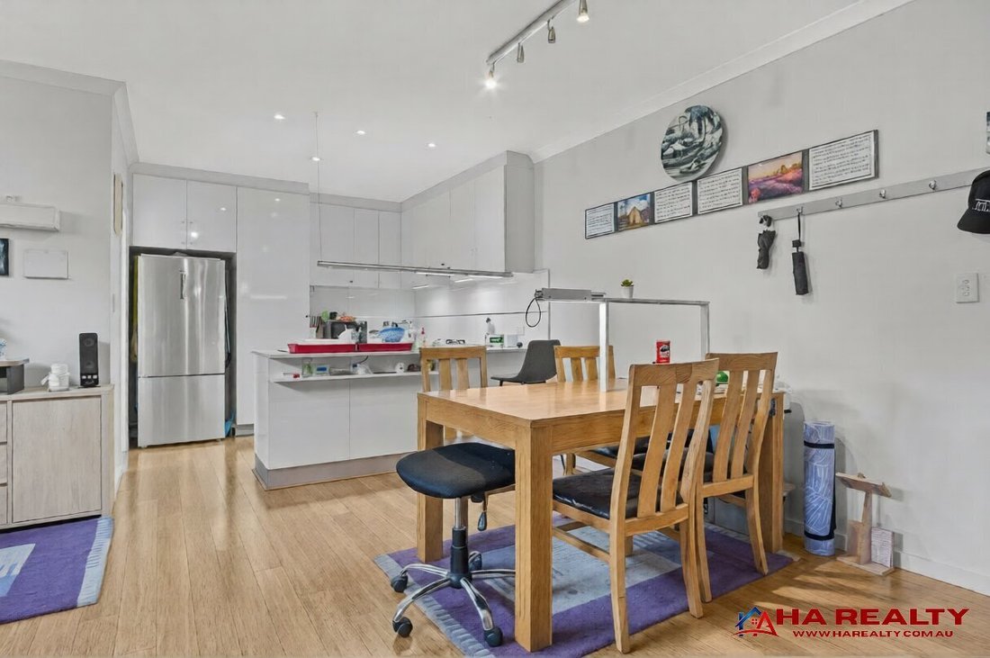 Villa in Westminster, Western Australia, Australia 5 - 18057745