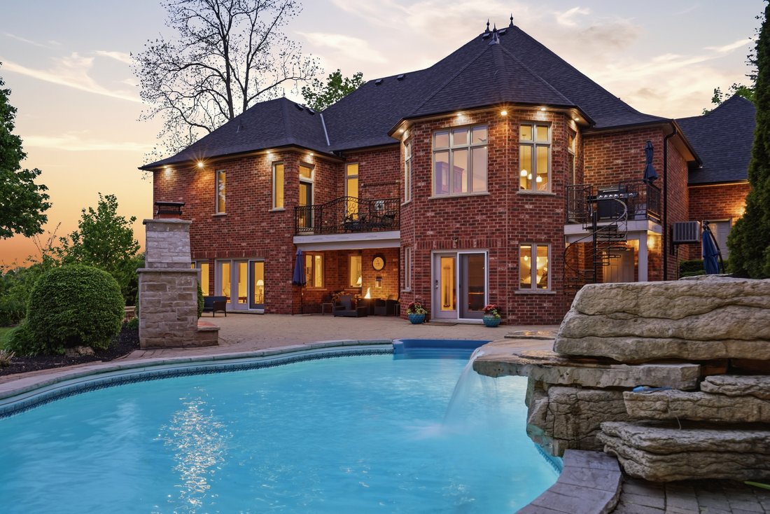 House in Hamilton, Ontario, Canada 2 - 18064655