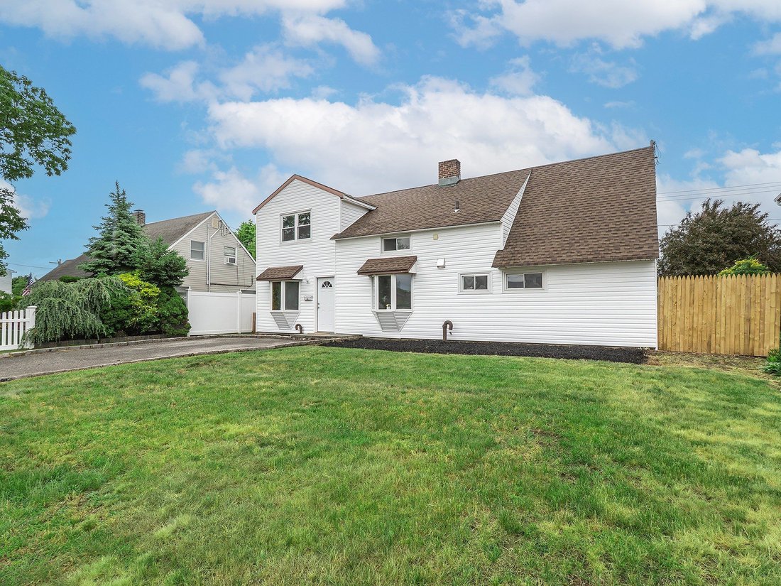 House in Levittown, New York, United States 2 - 18062424