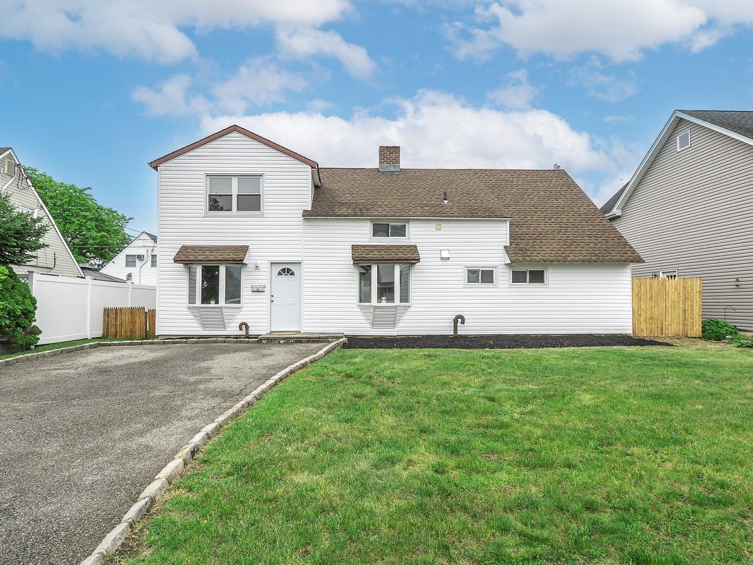 House in Levittown, New York, United States 1 - 18062424