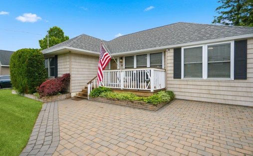 House in North Babylon, New York, United States 1