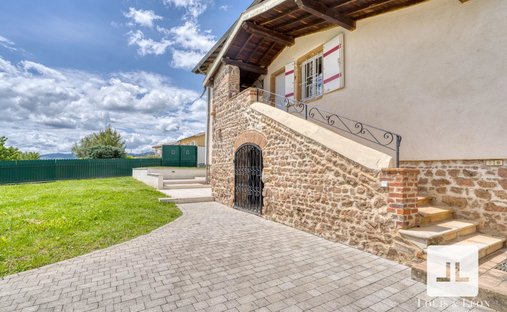 House in Saint-Etienne-la-Varenne, Auvergne-Rhône-Alpes, France 1
