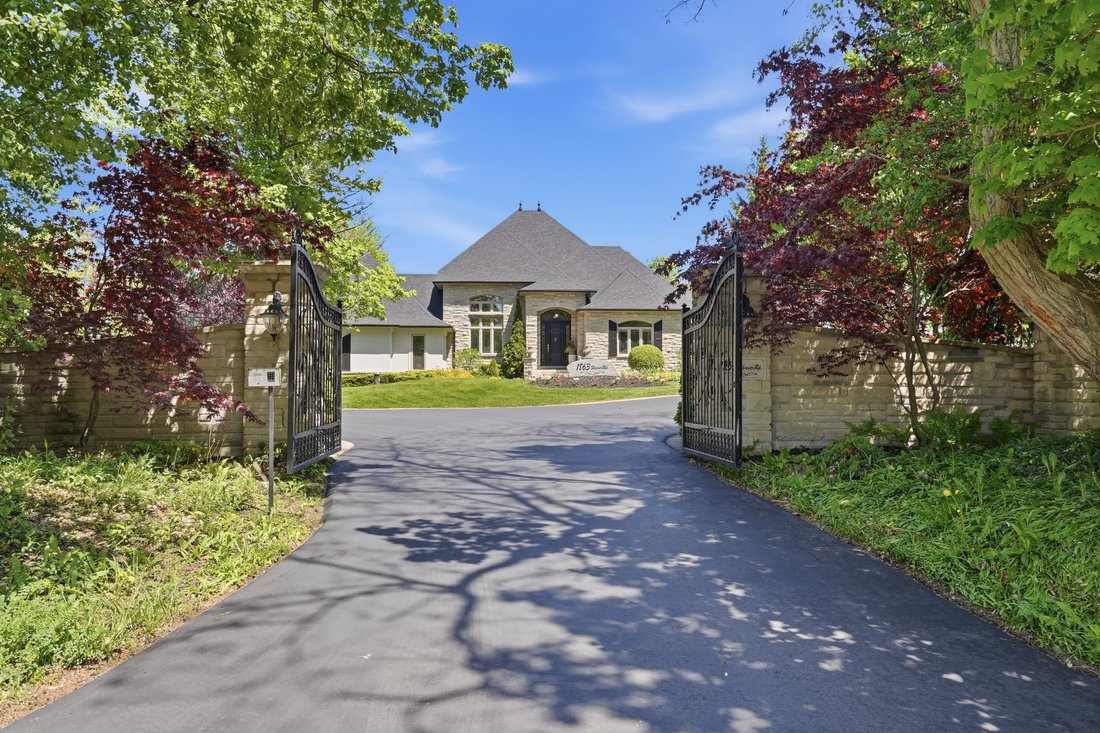 House in Hamilton, Ontario, Canada 3 - 18064655