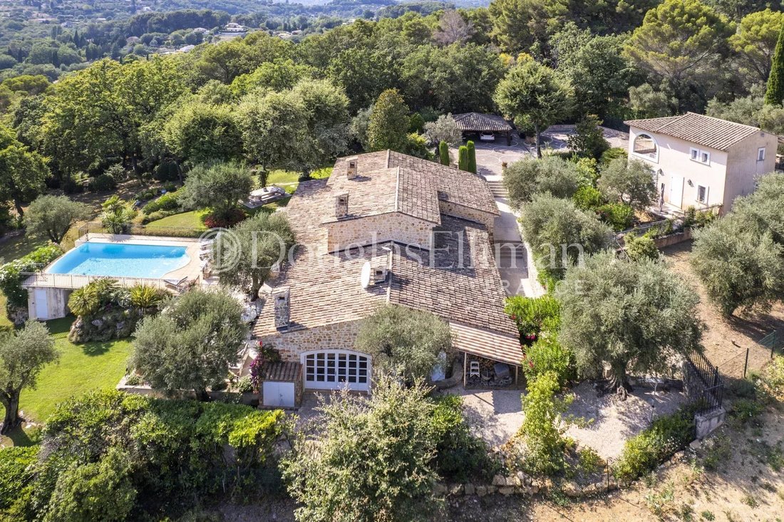 Villa in Châteauneuf-Grasse, Provence-Alpes-Côte d'Azur, France 2 - 14660149