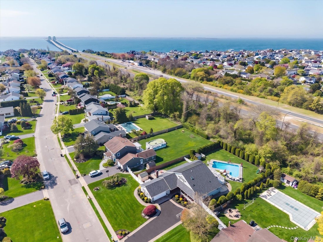 House in West Islip, New York, United States 4 - 17959148