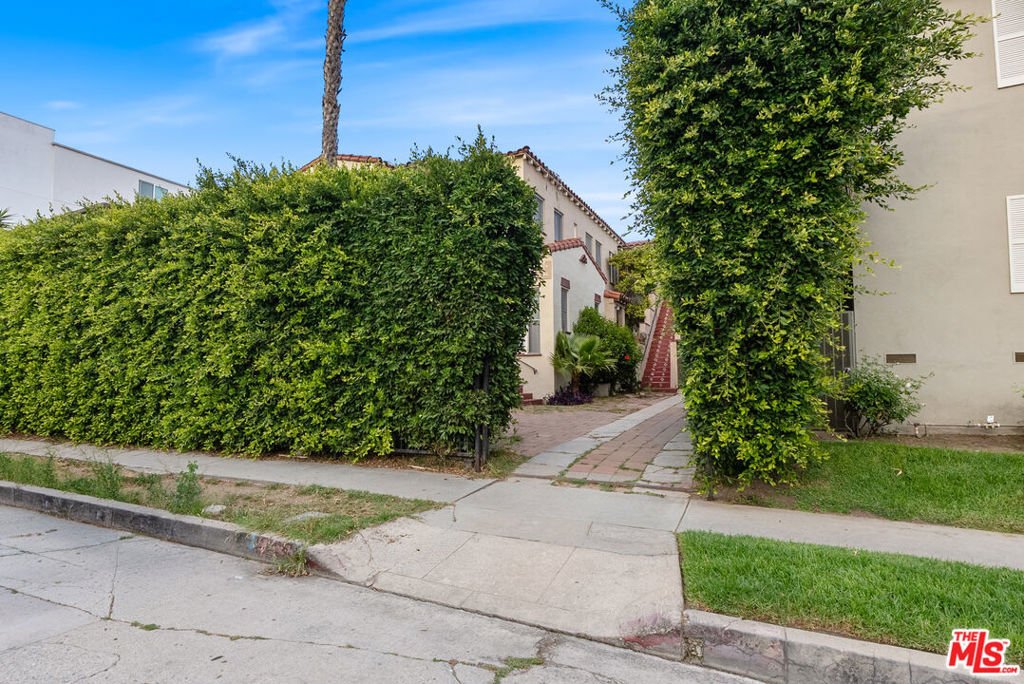Los Angeles, California, United States 2 - 18062949