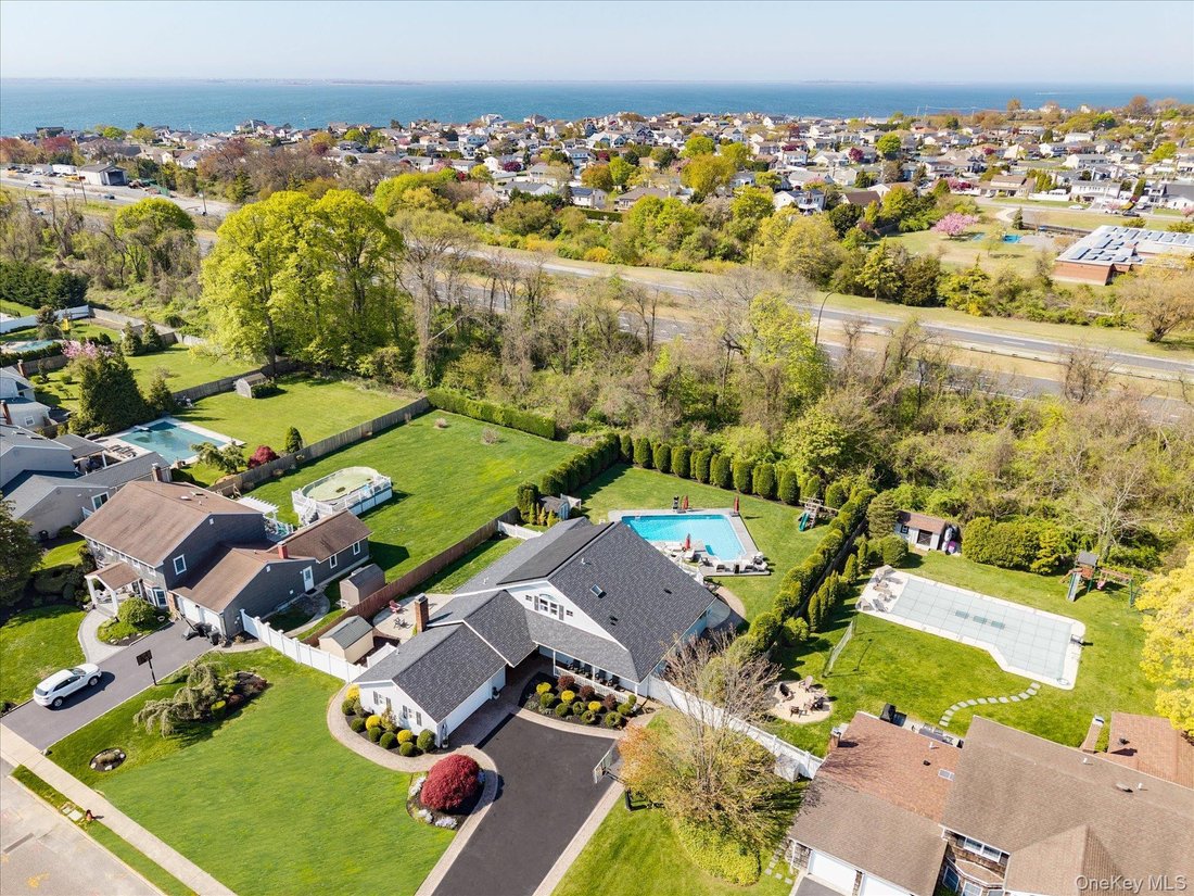 House in West Islip, New York, United States 5 - 17959148