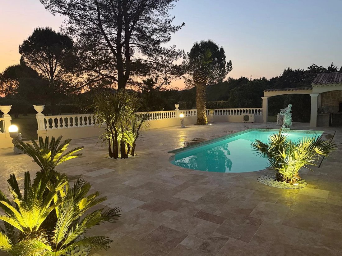 Villa in Le Cannet-des-Maures, Provence-Alpes-Côte d'Azur, France 2 - 15452573