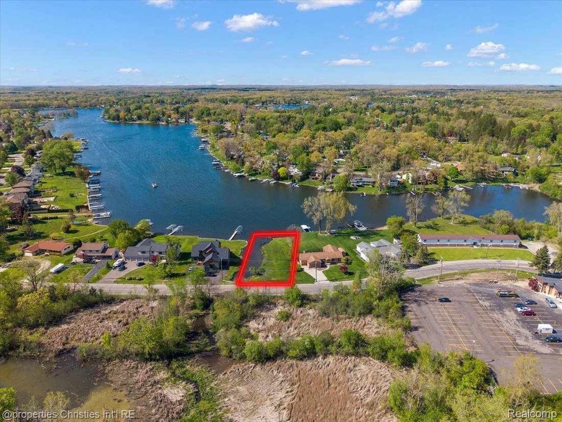 House in Walled Lake, Michigan, United States 2 - 18061176