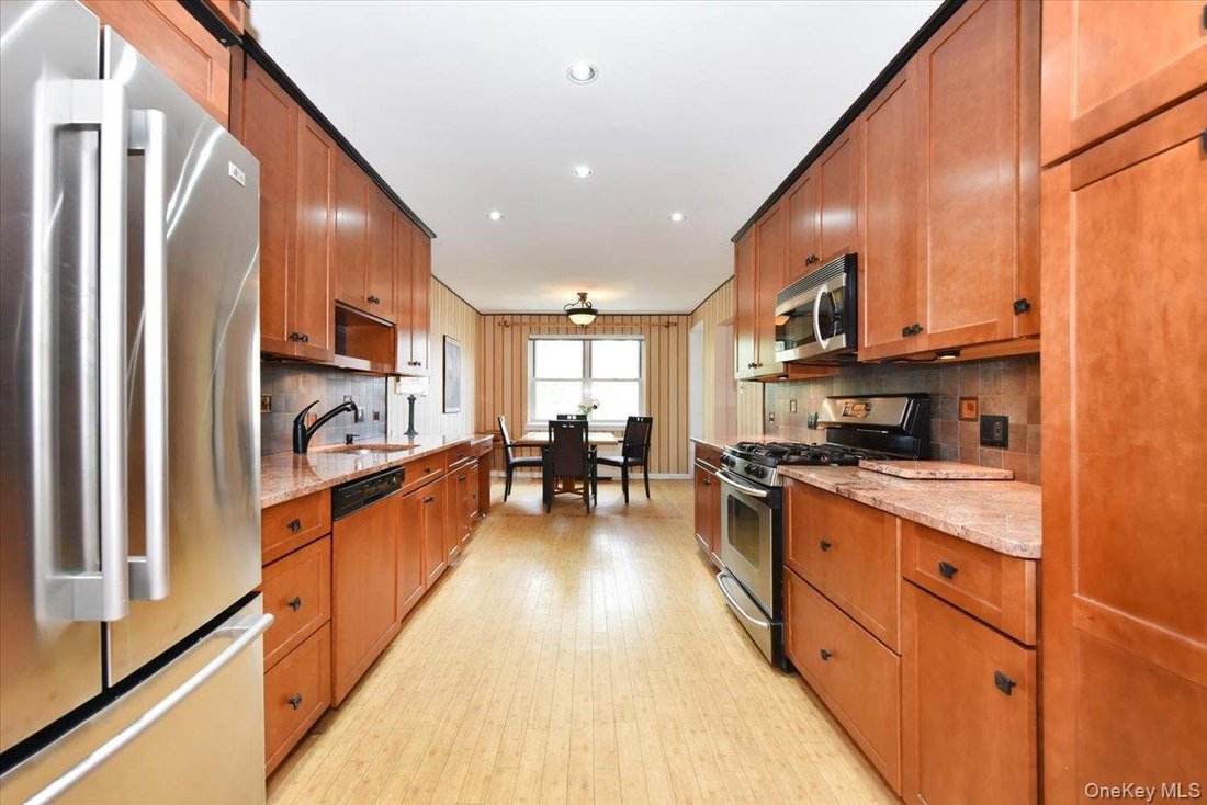 Co Op in Great Neck, New York, United States 5 - 17796419