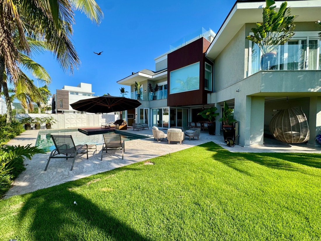 Villa in Jurerê Internacional, State of Santa Catarina, Brazil 4 - 18064627