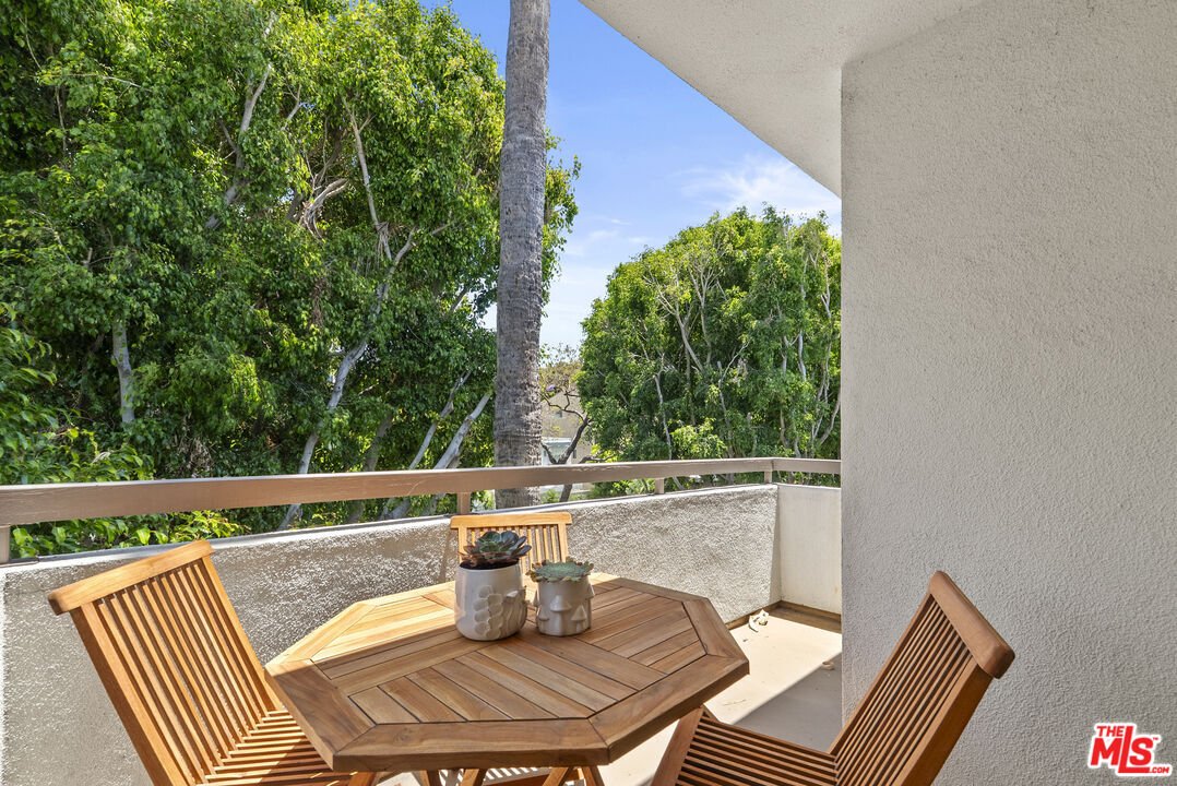 Condo in Los Angeles, California, United States 3 - 18063812