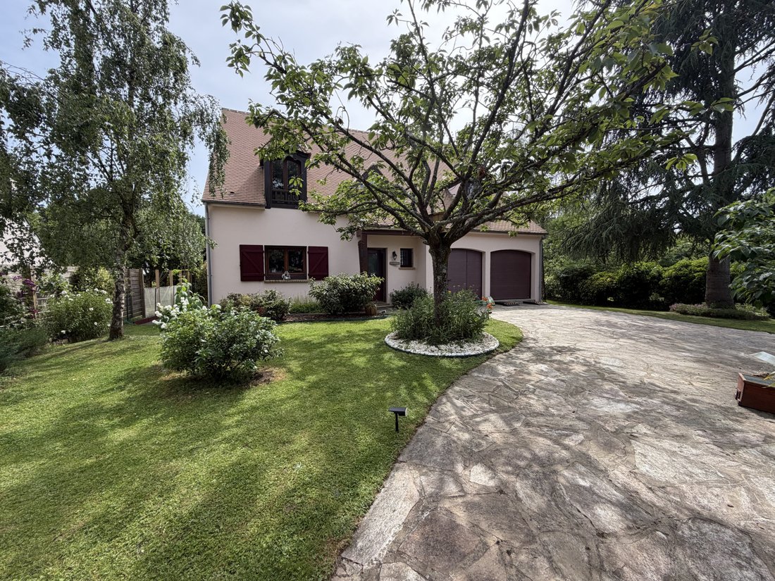 House in Le Mesnil-Saint-Denis, Ile-de-France, France 1 - 18064037