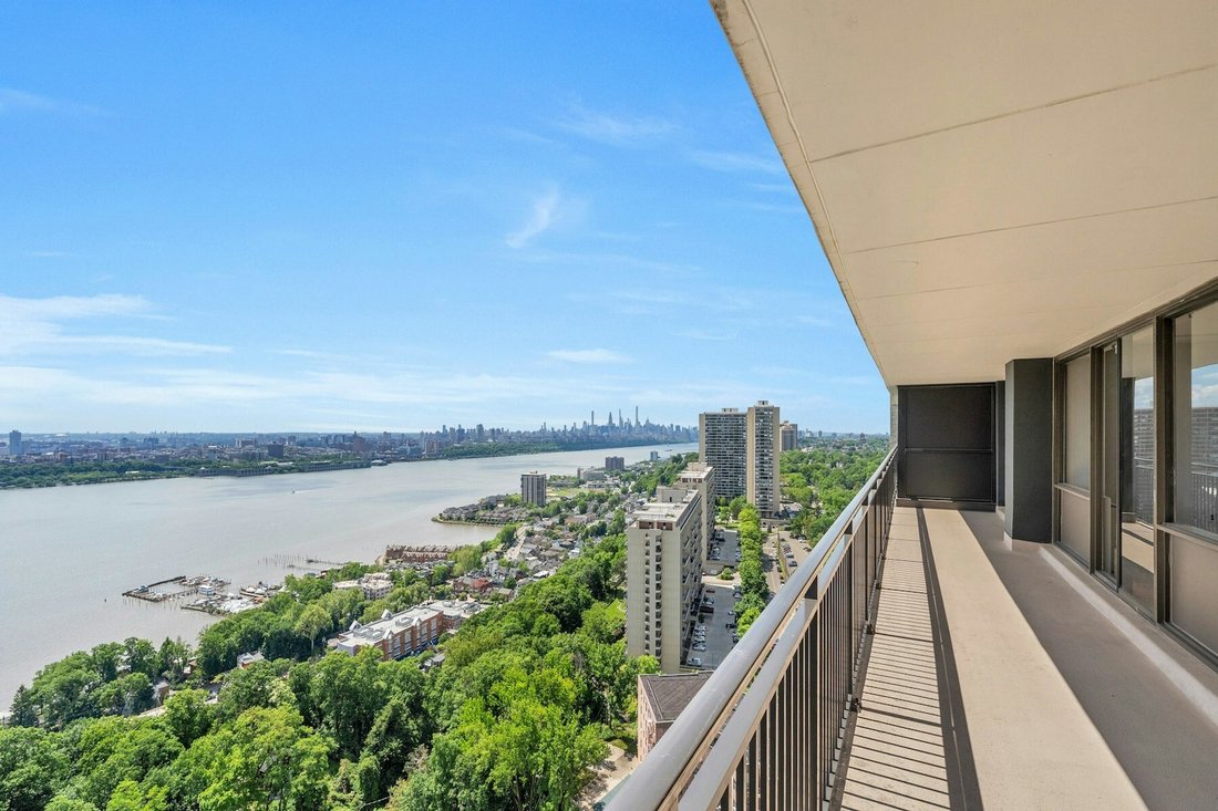 Co Op in Fort Lee, New Jersey, United States 5 - 18062000