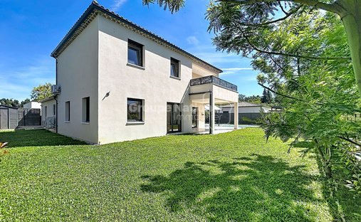 House in Ouest, Monteux, France 1