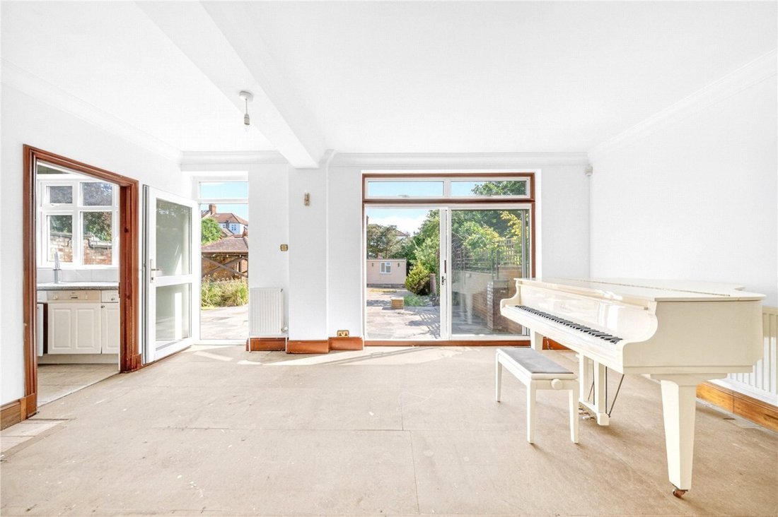 House in Oakwood, Enfield, England 5 - 18062813