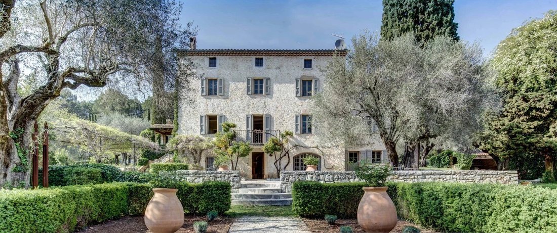 Villa in Nord, Roquefort-les-Pins, France 3 - 18063060