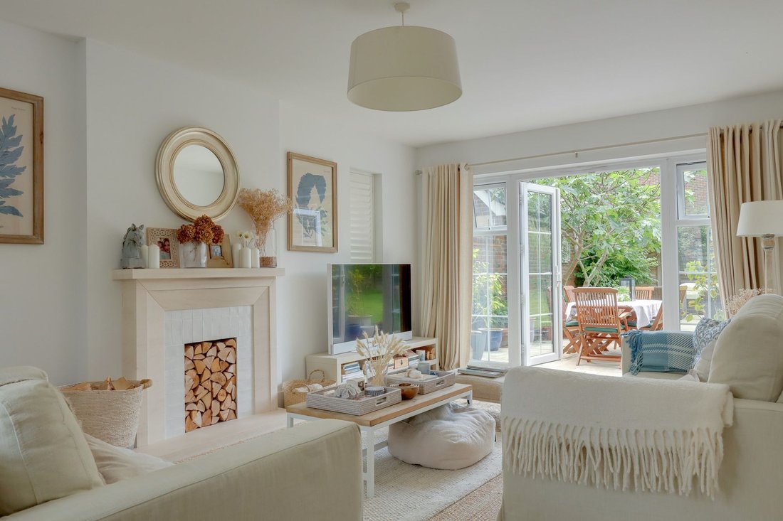 House in Burgess Hill, England 5 - 18061133