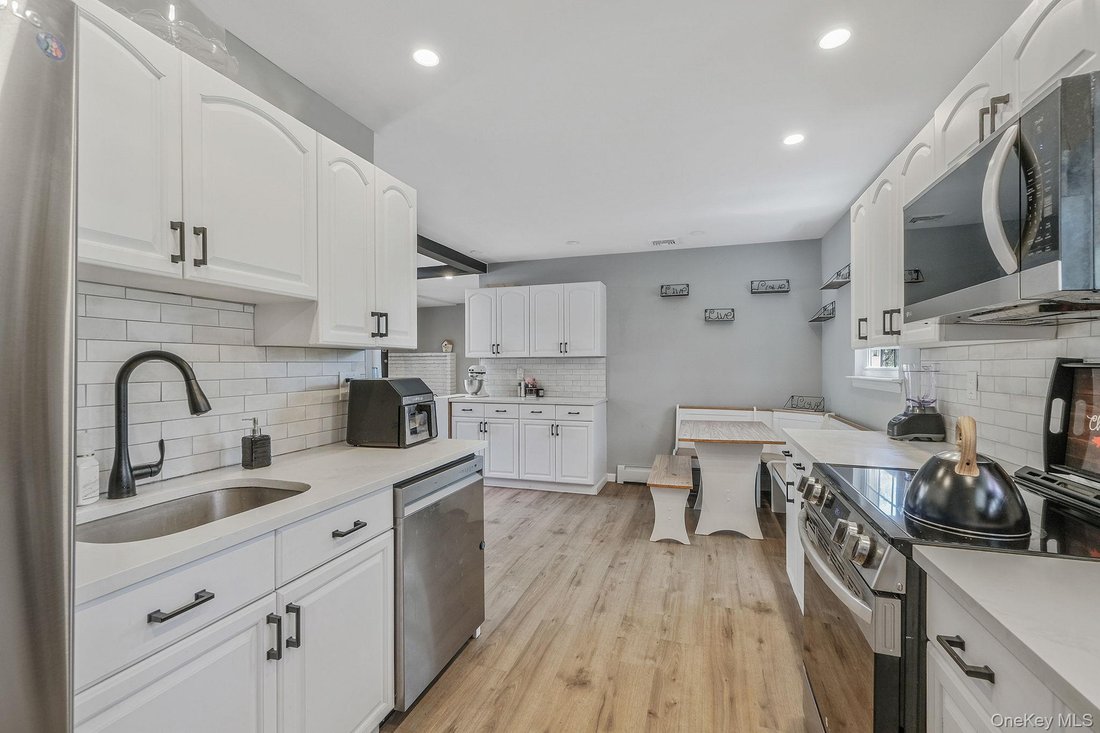 House in Port Jefferson Station, New York, United States 3 - 17872817