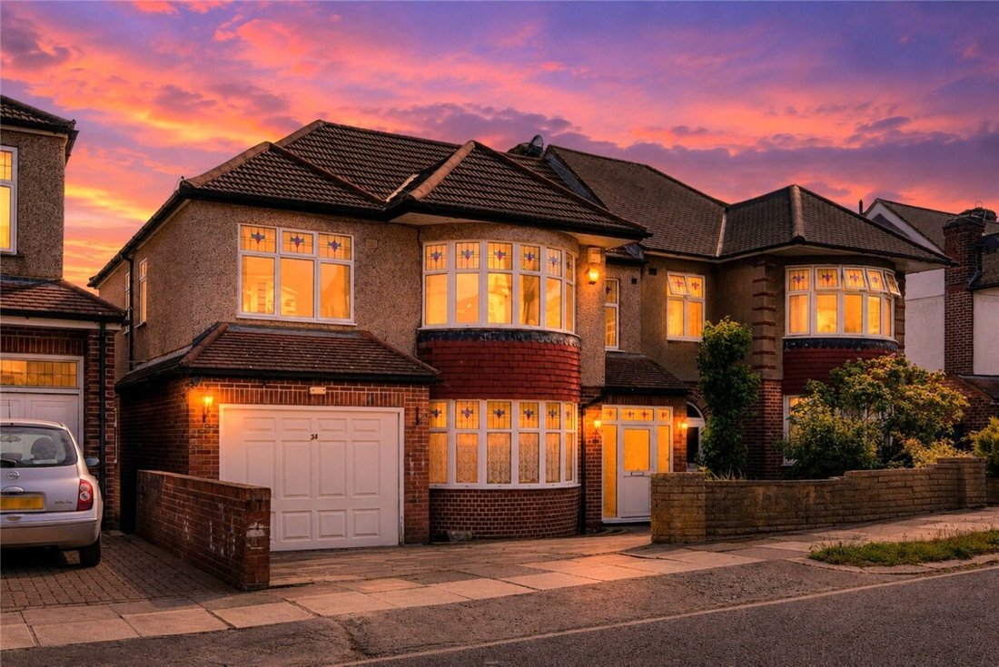 House in Oakwood, Enfield, England 1 - 18062813