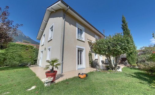 House in Le Coteau, Claix, France 1