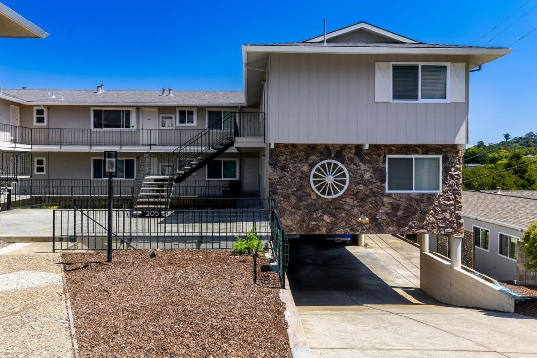 Belmont, California, United States 3 - 18065757