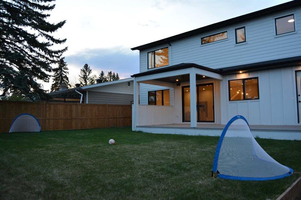 House in Calgary, Alberta, Canada 3 - 18068459