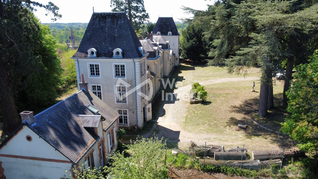 Chateau in Yvre-l'Eveque, Pays de la Loire, France 1 - 17328719