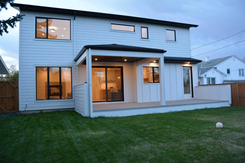House in Calgary, Alberta, Canada 2 - 18068459