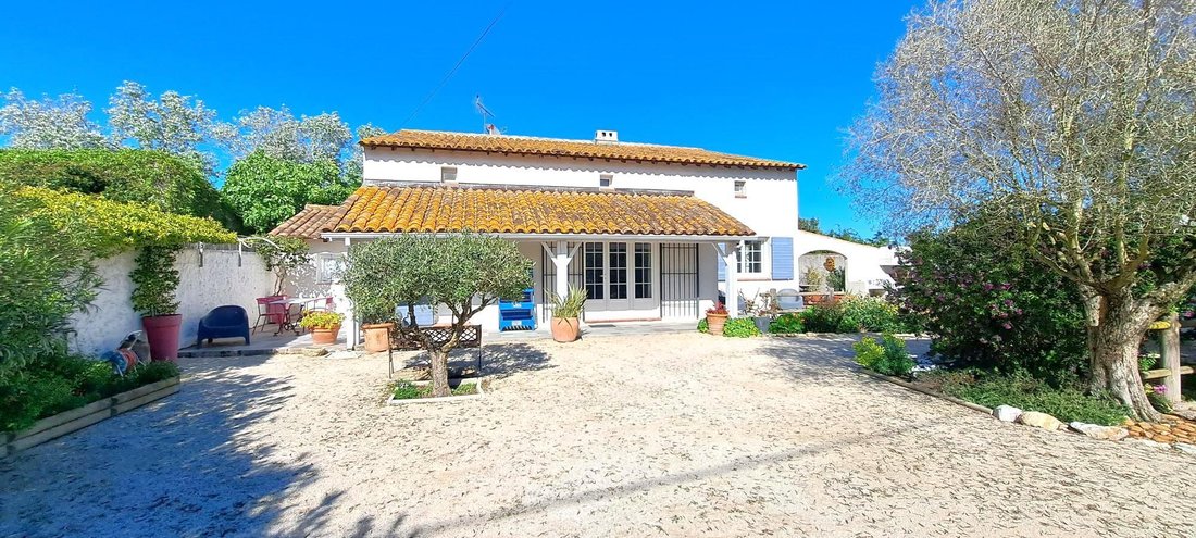 House in Saintes-Maries-de-la-Mer, Provence-Alpes-Côte d'Azur, France 3 - 18067212