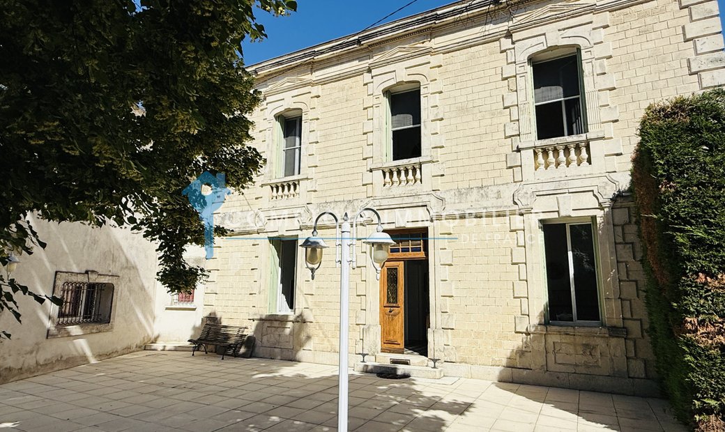 19th Century Bourgeois Residence In Vauvert