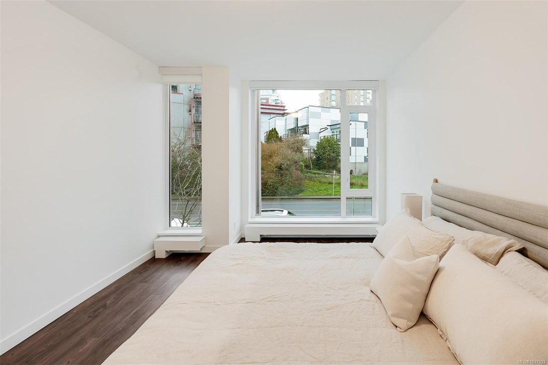 Condo in Victoria, British Columbia, Canada 2 - 18067483